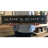 Haslet, Texas | | Gemeldet Abschluss Hochzeit| Geschenk Koordinaten-Zeichen in Weiblichem Besitz Unisex Handarbeit Einzelstück von TheBirchLambRoad