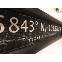 Texas Tech University Moderne Rustikale Handgemachte Holz Wohnkultur Schwarz/Weiß Wand Kunst Anpassbare Schild, Abschlussfeier, Gedenkstätte von TheBirchLambRoad
