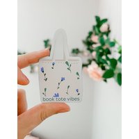 Buch Tote Vibes Magnet & Sticker von TheBooksInMyLapp