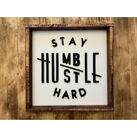 stay Humble, Hustle Hard Zeichen | Im Landhausstil Wanddekoration Büroschild 3D Design von TheBossFactory