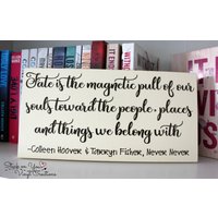 Colleen Hoover Und Tarryn Fisher Zitat Von Never 12x6 Hängendes Holzschild Mit Vinyl, Buchliebhaber, Buchbezogenes Element, Geschenk Für Leser von TheBusyBeeFactory