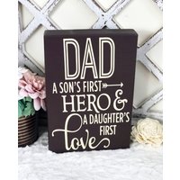 Dad A Son Es First Hero Daughter Love Standing Sign/Geschenke Für Papa Vatertag Regal Dekor von TheBusyBeeFactory