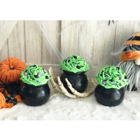 Fake Cauldron Cupcakes I Halloween Dekor Tiered Tablett Faux Food Farmhaus Witches Brew von TheBusyBeeFactory
