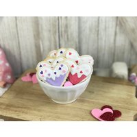 Fake Mini Herz Cookies/Faux Valentinstag Kekse Gestufte Tablett Dekor Deko von TheBusyBeeFactory