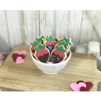 Fake Mini Schoko Bezogene Erdbeerplätzchen/Faux Valentine's Cookies Gestuftes Tablett Dekor Valentinstag Deko von TheBusyBeeFactory