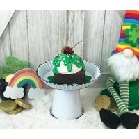 Fake St. Patrick Es Day Chocolate Brownie Mit Vanilleeis/Faux Sweets Dekor Tiered Tray Photo Prop von TheBusyBeeFactory
