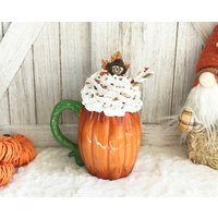 Herbst Kürbis Tasse Mit Kunstpeitsche Creme/Tiered Tablett Dekor Bauernhaus Faux Food von TheBusyBeeFactory