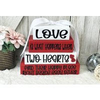 Love Is When Two Hearts Home Decor Geschenk/Familie Dekor Hochzeitsgeschenk Beziehung Ziele Geschenke Für Sie Ihn Frau Geschenkideen von TheBusyBeeFactory
