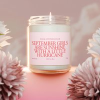 September Girls Are Sunshine With A Little Hurricane - Geburtstagskerze Personalisiert, Geschenkidee Frau September, Duftkerze 120Ml, Etiket von TheCandleClubDE