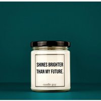 Candle Guy Duftkerze | Scheint Heller Als Meine Zukunft.| Geschenk Witzige Soja Wachs Kerzentyp von TheCandleGuyOriginal