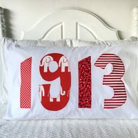 1913 Kissenbezug - Sorority Neue Schwester Geschenk Monogrammierte Kissenhülle Kreuz Geschenk Custom Soror Gear 1913 Kissenbezug - Sorority Neue Schwester Geschenk Monogrammierte Kissenhülle Kreuz Geschenk Custom Soror Gear von TheCarrotPatchShop