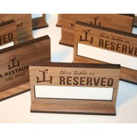 Tisch Reserviert Schild | Massives Nussbaumholz Rustikales Oder Modernes Restaurant Dekor Elegantes Natürliches Design von TheChefsEmporium
