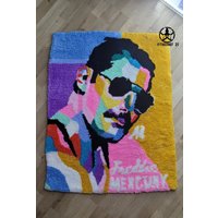 Queen Freddie Mercury Tufted Rug/100% Handgemachte Custom Teppich 90 X 70 cm Queen Freddie Mercury Tufted Rug/100% Handgemachte Custom Teppich 90 X 70 cm von TheChief21