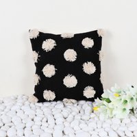 Luxus Schwarzer Baumwolle Tufted Pom Kissenbezug | Boho Mit Quasten Bestickt 18 X Zoll | 45 45 cm Home Decor Kissenbezüge von TheClassicKrafts