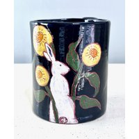 Handgemachte Tasse Adorable Häschen Inmitten Gelber Blumen - Große 15Oz Schiffe Heute Helle Frühlingsfarben Pop Schwarzer Hintergrund Geschenk von TheClayBungalow