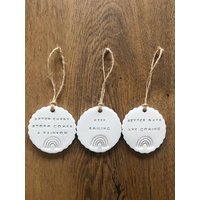 Positive Tondekoration Geschenk Für Lehrer Lächle Weiter Bessere Tage Kommen Nach Jedem Sturm Kommt Ein Regenbogen Lockdown von TheClayGiftCompany