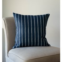 Etui-Kissen Mit Pompe-Muster in Denim Indigo Blue. Chalk Stripe, Sommer Nautisch Inspirierter Stil, 100% Nachhaltige Baumwolle. 17x17 Zoll von TheCoastalCushionCo