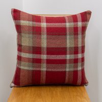 Gemütliches Karokissen in Rot. Doppelseitig. 17 "(43cm Quadratisch. Balmoral Style Highland Tartan Karo Kissen von TheCoastalCushionCo
