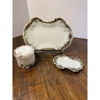 Vintage Milchglas, Goldfarbenes Kommoden-Set Vintage Milchglas, Goldfarbenes Kommoden-Set von TheCoffeyShopKCM
