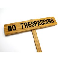 Keine Trespassing Zeichen, Zeder Holz Pfahl Geroutet Schwarz Private Laufwerk Keine Trespassing Marker, Beschilderung von TheCommonSign