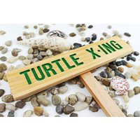 Turtle X-Ing Vorsicht Zeichen, Tortoise Yard Von Hand Geroutet Grün Tier Beschilderung, Benutzerdefinierte Personalisierte Marker von TheCommonSign