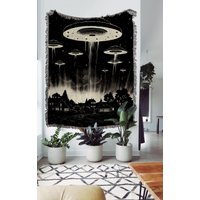 Alien-Invasion Gewebte Decke Retro Sci Fi Art Gewebter Wandteppich Und Weltraum-Decke Für Seltsames Ufo-Raumdekor, Funky-Odditäten-Dekor von TheCoolRuler