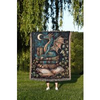Bücherwurm Drache Webdecke Folklore Gobelin Überwurf Bücherwurm Drache Webdecke Folklore Gobelin Überwurf von TheCoolRuler