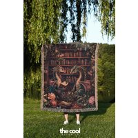 Drachen Lesebücher Decke Vintage Fairycore Wandteppich von TheCoolRuler