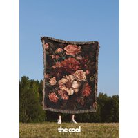 Dunkel Floral Gewebte Decke Wandbehang Victorian Gothic Home Decor von TheCoolRuler
