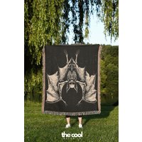Fledermaus-Skelett Gewebte Decke Gothic Witchy Home Decor von TheCoolRuler