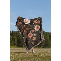 Floral Mond Gewebte Baumwolle Decke Lunar Garden Wandteppich von TheCoolRuler