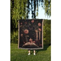 Floral Schwarze Katze Gewebte Decke Witchy Cottagecore Decor von TheCoolRuler