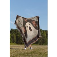 Geist Im Fenster Gewebte Decke Gruseliges Halloween-Dekor von TheCoolRuler