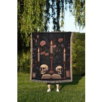 Gewebte Schädeldecke Mit Totenkopfmotiv Gothic Dark Academia Decor Gewebte Schädeldecke Mit Totenkopfmotiv Gothic Dark Academia Decor von TheCoolRuler
