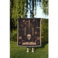Gothic Schädel Gewebte Decke Florale Kerzenhalter, Dunkles Cottagecore Dekor von TheCoolRuler