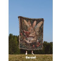 Häschen-Lesebuch-Wurfdecke Waldfee Cottagecore-Dekor von TheCoolRuler