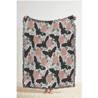Schwarze Fledermäuse Und Rosen Gewebte Decke Witchy Boho Decor von TheCoolRuler