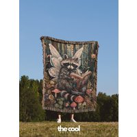 Waschbär Fee Lesebuch Decke Cottagecore Wandteppich von TheCoolRuler