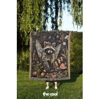 Waschbärfee Gewebte Decke Woodland Cottagecore Wandteppich von TheCoolRuler