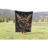 Waschbärfee Lesedecke Woodland Cottagecore Wandteppich Waschbärfee Lesedecke Woodland Cottagecore Wandteppich von TheCoolRuler