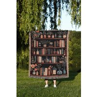 Wunderliche Bücherregal Gewebte Decke Witchcore Cottagecore Decor Wunderliche Bücherregal Gewebte Decke Witchcore Cottagecore Decor von TheCoolRuler