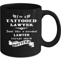 Anwalt, Ich Bin Ein Tätowierter Anwalt Nur Wie Normaler Außer Viel Heißeren Geschenk, Weihnachten, Geburtstag Gegenwart Schwarzen Becher von TheCoolSloth