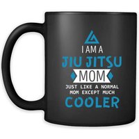 Becher Brazilian Jiu Jitsu - Ich Bin Ein Jiu Mama Wie Eine Normale Mutter Außer Viel Kühler Bjj Kaffee Tasse Kaffeetasse | 11 Unzen Schwarz von TheCoolSloth
