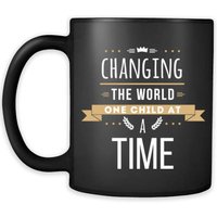 Becher Lehrer Geschenke/Becher - Ändern Die Welt Ein Kind An Eine Zeit-Becher Schullehrer Kaffeetasse Lehrerin Kaffee Tasse Schwarz | 11 Unzen von TheCoolSloth