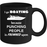 Bootsfahrt Ich Fahre Bootfahren, Weil Die Stanzleute Auf Geschenk, Weihnachten, Geburtstagsgeschenk Für Bootsbegeisterte Schwarzen Becher Verpönt von TheCoolSloth