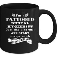 Dentalhygienikerin, Ich Bin Eine Tätowierte Dentalhygienikerin Geschenk, Weihnachten, Geburtstag Geschenk Schwarz Becher von TheCoolSloth