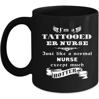 Er Krankenschwester Eine Tätowiert Bin Ich Einfach Wie Normale Außer Viel Heißer Geschenk, Weihnachten, Geburtstag Geschenk Schwarz Becher Er Krankenschwester Eine Tätowiert Bin Ich Einfach Wie Normale Außer Viel Heißer Geschenk, Weihnachten, Geburtstag Geschenk Schwarz Becher von TheCoolSloth