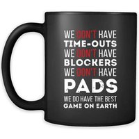 Rugby-Kaffee Becher - Wir Haben Keine Timeouts Nicht Blocker, Schulterpolster, Das Beste Spiel Auf Der Erde-Kaffee Tasse-11 Unzen Schwarz Rugby-Kaffee Becher - Wir Haben Keine Timeouts Nicht Blocker, Schulterpolster, Das Beste Spiel Auf Der Erde-Kaffee Tasse-11 Unzen Schwarz von TheCoolSloth