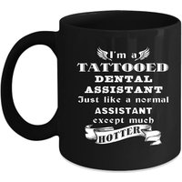 Zahnarzthelfer I " M A Tattooed Dental Assistant Gift, Weihnachten, Geburtstag Gegenwart Schwarzen Mug von TheCoolSloth