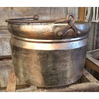 Antike Kupfer Blechtopf Vintage Kupferkessel Metall Kessel Schmiedeeisen Griff Topf Rustikale Wohnkultur von TheCowPelt